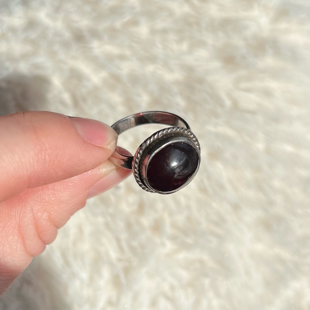 Vintage Sterling Silver Garnet Ring - Picture 11 of 13